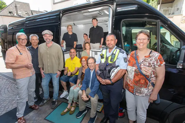 Viele Akteure und ein Ziel (v.l.): Dr. Andreas Teipel, Vorsitzender Professor Dr. Mark Oette und Vize-Vorsitzender Dr. Heinz-Wilhelm Esser (alle drei von Caya). Im Bus: Jenny Daunheimer vom Sozialamt, Jennifer Bielstein (Leiterin Sozialamt), Norbert Hörter (Kreisdechant und Pfarrer von St. Laurentius), Streetworkerin Katrin Leber. Vor dem Bus: Ali Misini (Vorsitzender „Die Platte“), Sabine Kieth (Leiterin Kreis-Gesundheitsamt), Peter Lautz (stellvertretender Landrat), Hauptkommissar Ulrich Gürster und Astrid Baldauf, Apothekerin der Bensberger Schloss Apotheke. Foto: Axel König