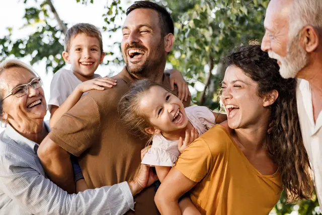 Auch mit Diabetes fit und leistungsfähig sein für Familie und Freunde – mit kleinen Anpassungen im Lebensstil kann es klappen. Foto: DJD/www.diabetes.ascensia.de/Getty Images/skynesher