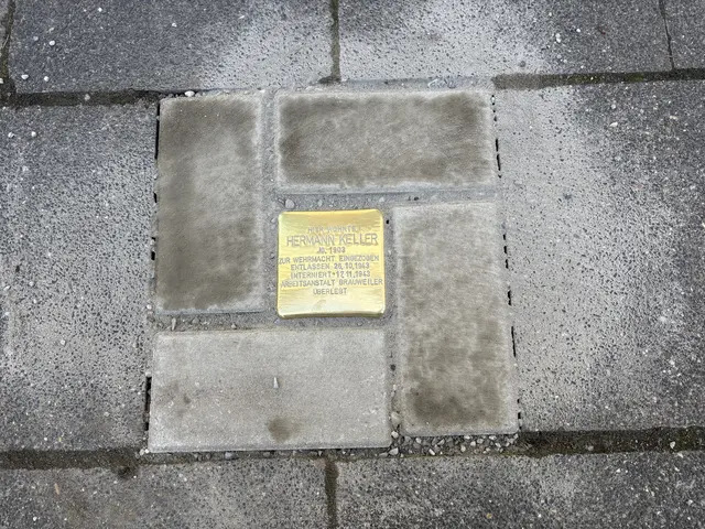 In Glessen erinnert ein Stolperstein an Hermann Keller.  | Foto: Andrea Floß