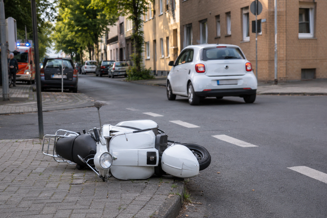 Das Bild zeigt nicht den realen Unfallort oder Beteiligte. Symbolbild KI-generiert, kein echtes Foto. | Foto: KI-generiert mit ChatGPT/OpenAI