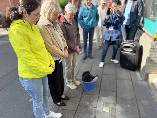 Bei der Stolpersteinverlegung gedachten Landtagsabgeordnete Romina Plonsker, die stellvertretende Bürgermeisterin Elisabeth Hülsewig und Ortsbürgermeisterin Anne Keller an den Glessener Bürger Hermann Keller.  | Foto: Andrea Floß