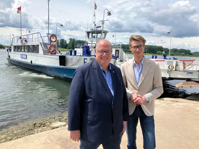Oberbürgermeister Stefan Hebbel und der Gesellschafter der Fähre Ratsherr Joshua Kraski-Pauls