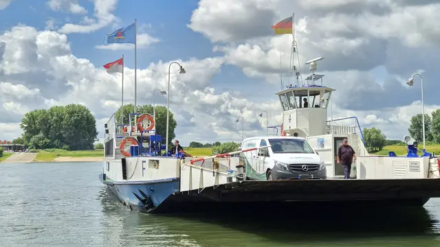 Die Rheinfähre St. Michael, die seit Juli 2024 als Ersatz für die verunglückte Fähre „Fritz Middelanis“ zwischen Hitdorf und Köln-Langel im Einsatz ist, verzeichnete im vergangenen Jahr trotz mehrerer Störungen in den Sommerferien eine stabile Nachfrage. Foto: Gabi Knops-Feiler 