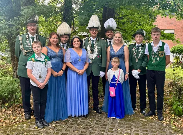 Die amtierenden Majestäten der Schützenbruderschaft Bärbroich-Herkenrath e. V. mit ihrem Hofstaat. Foto: Schützen