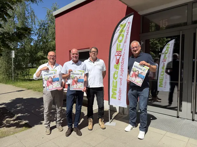 Die Resonanz auch auf die 9. Ausbildungsmesse im Megafon bleibt groß (v.l.) Werner Schmitten von der Katholischen Jugendagentur Leverkusen, Rhein-Berg, Oberberg gGmbH, Holger Wilke von der Stadt, Megafon-Leiter Marc Munz und Martin Schäfer von der Katholischen Jugendagentur Leverkusen, Rhein-Berg, Oberberg gGmbH. Foto: ak