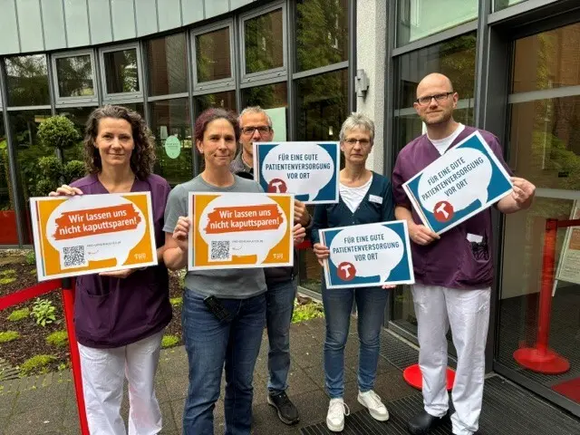"Wir lassen uns nicht kaputtsparen". Das Team Pflege der GFO Klinik Brühl protestierte gegen geplante Kürzungen. | Foto: Foto  GFO Klinik Brühl