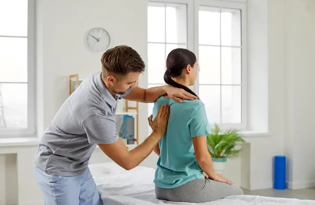 Laut einer aktuellen Umfrage kann eine Rücken-Reha das Befinden von Betroffenen deutlich verbessern – oft auch langfristig. Foto: DJD/www.qualitaetskliniken.de/Studio Romantic - stock.adobe.com