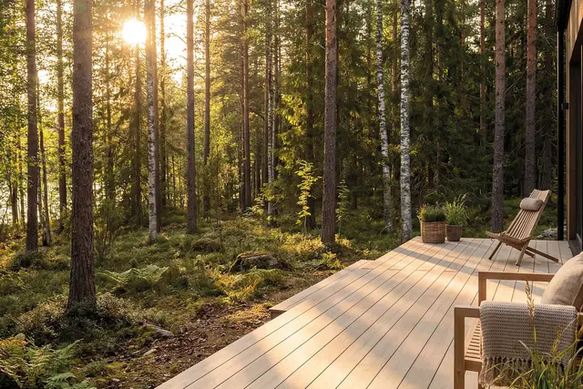 Eingebettet in die Natur: Mit hochwertigen Materialien erhält die Terrasse skandinavisches Flair. Foto: DJD/www.megawood.com