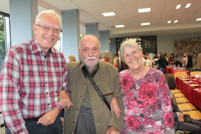Das Foto entstand beim 80. Geburtstag von Karl-Heinz Schlechtriem im Juli 2017. Es zeigt ihn (l.) und seine Ehefrau Theresia mit Karl Rüdiger, den Vorgänger des Chorleiter-Ehepaares. Foto: Gabi Knops-Feiler 
