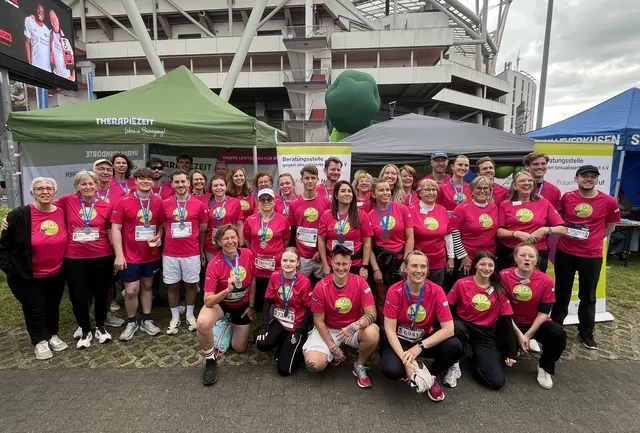 Ziel erreicht: 40 Läufer*innen zum 40. Jubiläum des Frauennotrufs Leverkusen. Beim EVL-Halbmarathon machten sie auf die wichtige Arbeit der Beratungsstelle gegen sexualisierte Gewalt aufmerksam und setzten ein starkes Zeichen für gesellschaftliche Verantwortung und Unterstützung von Betroffenen. Foto: A. Frewer/ Frauennotruf Leverkusen e.V. 