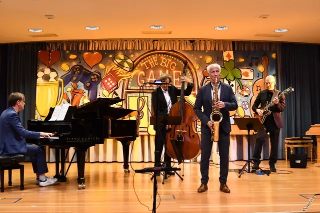 Elmar Frey (Tenorsaxophon), Martin Schulte (Gitarre), Andreas Schnermann (Klavier) und Nils Imhorst (Bass) sorgten für ein beschwingtes Finale. | Foto: Foto: Brodüffel