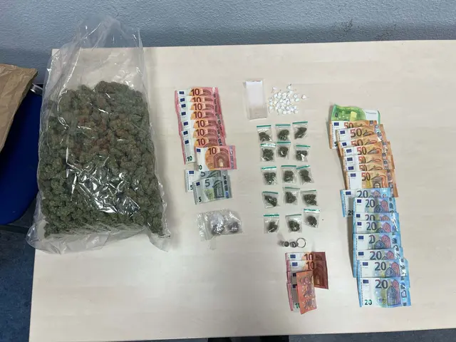 Die Polizeibeamten beschlagnahmten Drogen und Bargeld. | Foto: Polizei Köln
