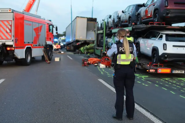 Polizeibeamte sicherten nach dem tragischen Unfall Spuren.  | Foto: Arton Krasniqi