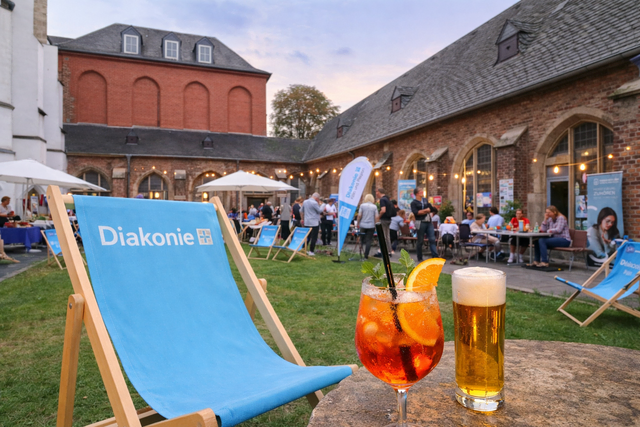 Wer in den Pop-Up Biergarten kommt, genießt nicht nur eine gute Zeit, sondern hilft gleichzeitig da-bei, wichtige Angebote für Menschen in der Region zu ermöglichen. | Foto: zVg