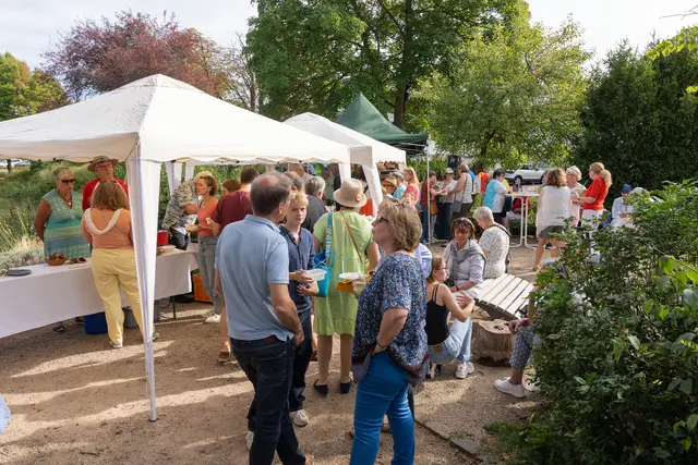 
Auch bei der nächsten Auflage wir der Burgweiher wieder zum Treffpunkt: Viele Besucherinnen und Besucher genießen die Vielfalt internationaler Speisen und kommen beim „Ausflug in die Küchen der Welt“ miteinander ins Gespräch. | Foto: Archivfoto: HVV