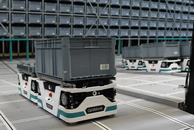 Im automatisierten Lager sind 89 Roboter im Einsatz. | Foto: Foto  Brodüffel