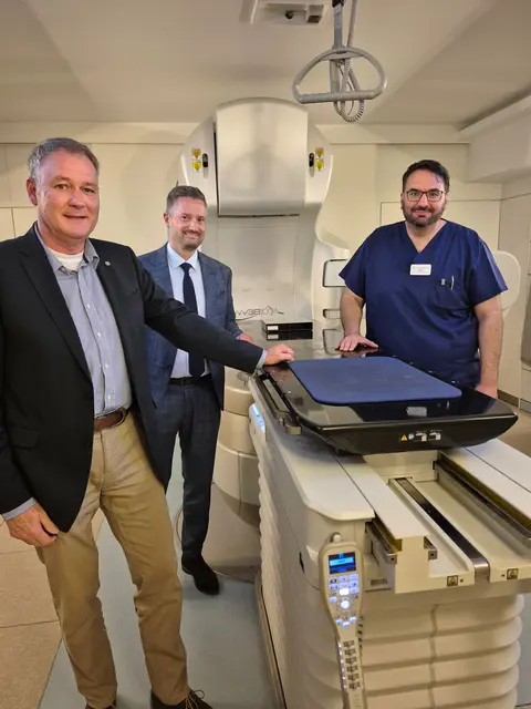 Dr. Carsten Brodesser, Sascha Klein, Alperen Dogan (v.l.). | Foto: Klinikum Oberberg