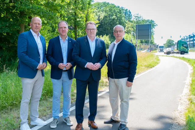 Landrat Frank Rock, Bürgermeister Dirk Breuer, Kölns OB Torsten Burmester und Bundestagsabgeordneter Georg Kippels  forderen sofortige Verbesserungen für den Verkehr. | Foto: Foto Piliero  Stadt Hürth