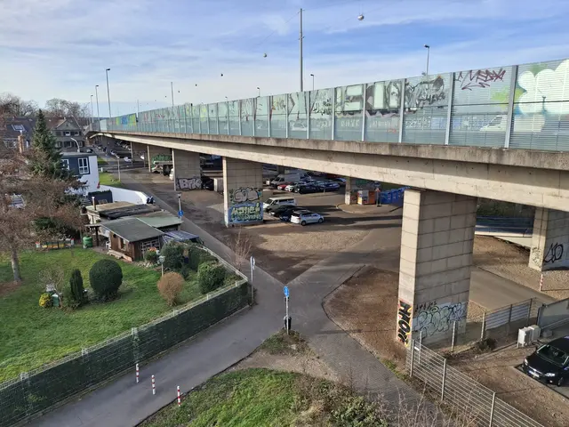 Nun ist es "amtlich": Die so genannte "Vorlandbrücke" auf der linken Rheinseite ist so marode, dass nur noch der Abriss bleibt. Autos werden also bis mindestens Ende 2028 hier nicht mehr fahren. | Foto: jld