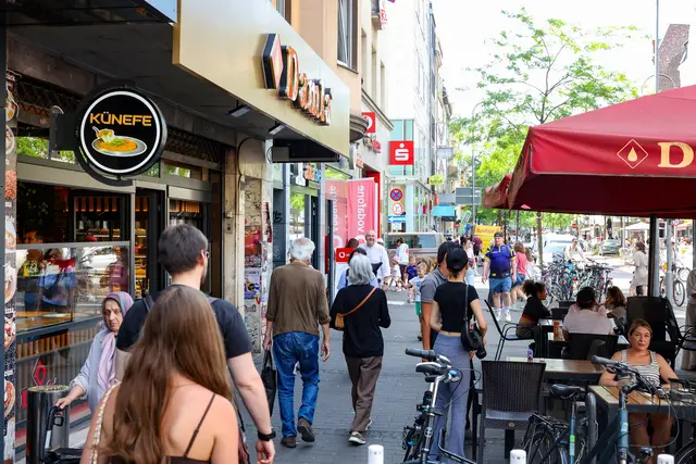 In den Veedeln gibt es zahlreiche Einzelhandelsgeschäfte, wie hier auf der Venloer Straße. Der stationäre Einzelhandel ist weiterhin ein wichtiger Wirtschaftsfaktor.  | Foto: Martina Goyert