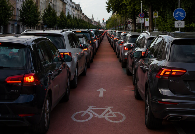 Symboldbild: Die Organisatoren der Demonstration befürchten, dass die geplanten Änderungen an Umweltspuren den Raum für den Radverkehr zu stark einschränken könnten. | Foto: mt (KI)