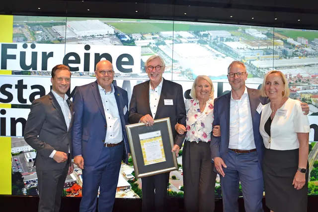 Glückliche Gesichter bei der Verleihung des IFU-Wirtschaftspreises 2026: (v.l.) Markus Teichmann, Bürgermeister Uwe Tietz, Preisträger Dr. Jürgen Höser mit Ehefrau Michaela Schmitz-Höser, der IFU-Vorsitzende Ingo Arlinghaus und Laudatorin Rita Markus-Schmitz, Vorstandsmitglied der Kreissparkasse Köln.  | Foto: Lars Kindermann