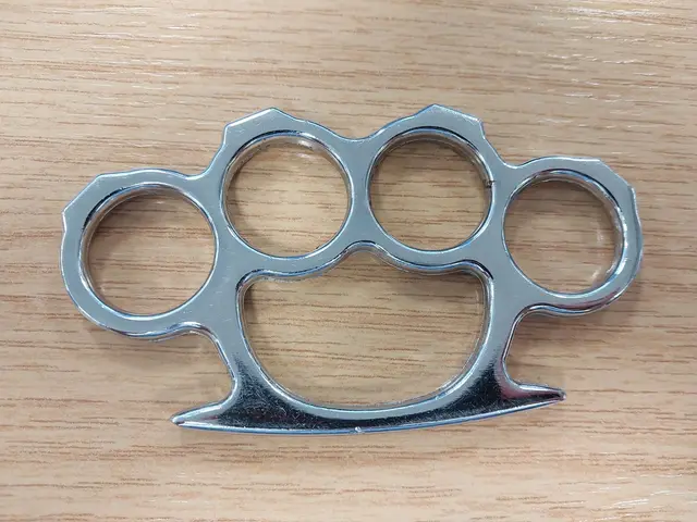 Auch wenn er unscheinbar aussieht, ist der Schlagring eine gefährliche Waffe, die für ernsthafte Verletzungen sorgen kann. | Foto: Zoll Köln