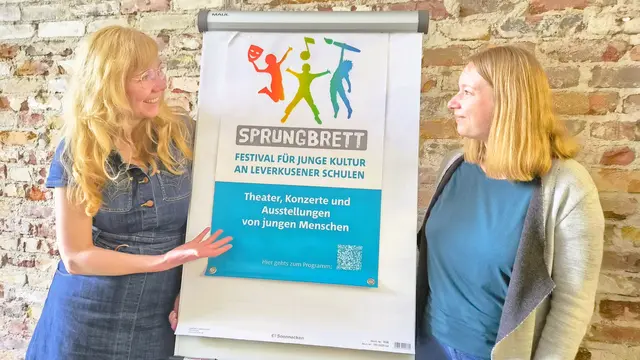 Präsentieren das Programm für das zweite Leverkusener Schulkulturfestival „Sprungbrett“: Anke Holgersson (l.) und Katharina Baarhs. Foto: Gabi Knops-Feiler 