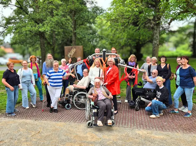 Gemeinsames Gruppenbild: Die Mitglieder des Beirats für die Belange von Menschen mit Behinderung, Vertreter des Seniorenbeirats sowie Bewohnerinnen und Bewohner des Wöllner Stiftes weihen gemeinsam mit der stellvertretenden Bürgermeisterin Vera Rilke-Haerst und der Inklusionsbeauftragten Elke Günzel das inklusive Fitnessgerät ein. Foto: Stadt Rösrath