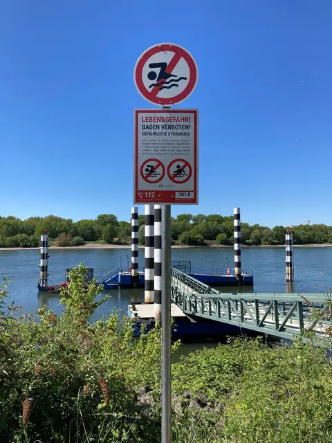 Auf dem mehrsprachigen Schild ist auch der jeweilige Rheinkilometer zu finden. Foto Stadt Leverkusen
