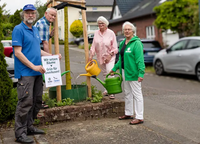 In der Sürderstraße haben BUND/NABU Leverkusen einen Baum gespendet. Mit dabei waren BUND-Sprecherin Ingrid Mayer (r.), der NABU-Vorsitzende Hans-Martin Kochanek (l.) und Sigrid und Michael Rösgen (M.), die sich um das Wohlergehen des Baumes kümmern werden. Foto: Kochanek