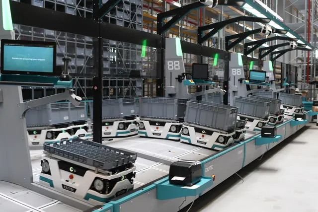 89 Roboter bringen die Teile zun dem Mitarbeitenden. | Foto: Foto  Brodüffel