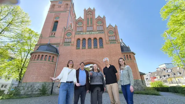 Heiraten ohne lange Planung und ohne großen Aufwand, dafür aber mit persönlicher Bedeutung und unter Gottes Segen: Am Freitag, 26. Juni, beteiligen sich erstmals alle evangelischen Kirchengemeinden in Leverkusen an der bundesweiten Aktion „#einfachheiraten“. Fünf Pfarrerinnen und Pfarrer laden Paare ein, spontan vorbeizukommen. Foto: Gabi Knops-Feiler 