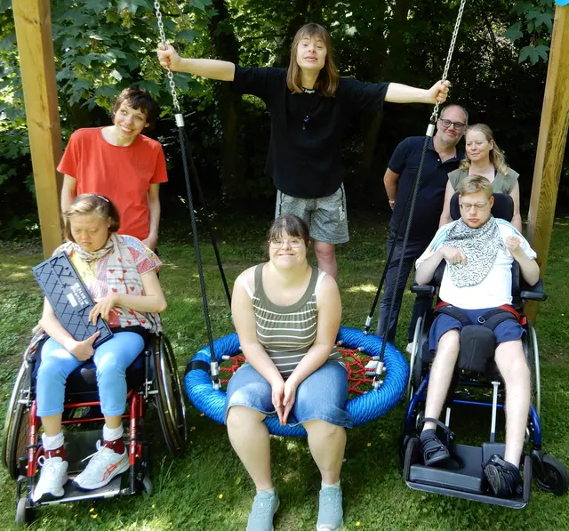 Das inklusive Zustellteam, das in Brauweiler Woche für Woche zuverlässige die kostenlosen Wochenzeitungen zu den Leserinnen und Lesern bringt.  | Foto: RDW