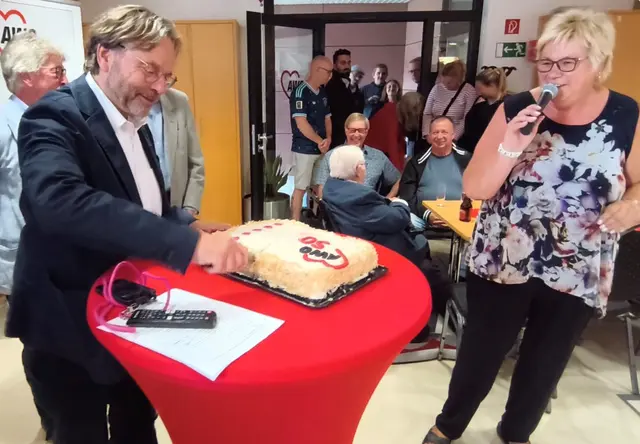 Michael Groß (Vorsitzender Präsidium AWO Bundesverband) schneidet die Torte an im Beisein von Birgit Biegel (Vorsitzende AWO Oberlar).
 | Foto: Udo Schumpe