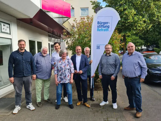 Zur Gründungsversammlung der Bürgerstiftung kam das Kuratorium nahezu geschlossen zusammen (v.l.): Florian und Erich Bethe, Bürgermeister Marcel Kreutz, BHV-Schatzmeisterin Monika Happ-Kock, Martin Lucke, Manfred Büscher (2. Vorsitzender BHV), Thomas Fritsche (Kreissparkasse Köln) und BHV-Vorsitzender Winfried Krux. Foto: Hoeck