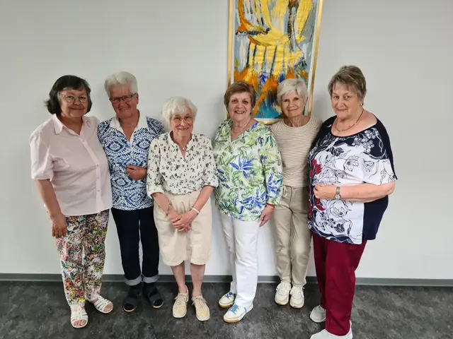 Das ehrenamtliche Orga-Team um Karin Kreisfeld (3.v.l.) und Karin Buchmann (3.v.r.) hat viele Ideen für die Durchführung der wöchentlichen Club-Treffen. Foto: Hoeck