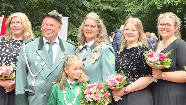 Annette Lehmann – hier mit Ehemann, Ehrendamen und Bambini-Prinzessin nach der Krönung – schoss mit dem 283. Schuss den Vogel ab. Mit diesem Erfolg ging sie als zweite Kaiserin in die Geschichte der St. Sebastianus Schützenbruderschaft Schlebusch ein. Foto: Gabi Knops-Feiler 