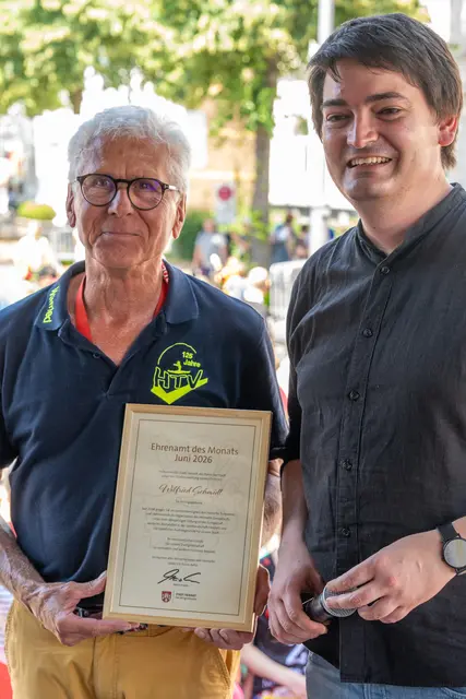 Bürgermeister Mario Dahm überreichte Wilfried Schmitz die Auszeichnung „Ehrenamt des Monats“.  | Foto: Heimermann