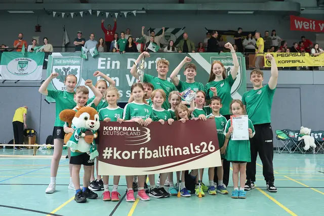 Siegerehrung der F1. Foto: Gertrude de Vries / Sportfotografie – Korfballfoto.de