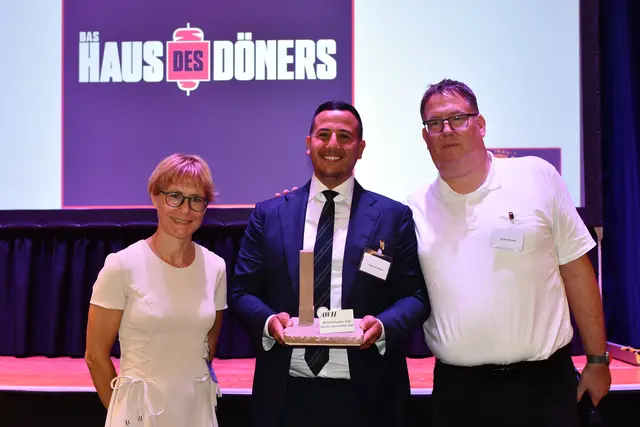AWH-Vorsitzender Guido Mumm und AWH-Geschäftsführerin Birgit Hummel zeichneten Yasin Yirmibes, Gründer der Kette "Das Haus des Döners", mit dem diesjährigen Wirtschaftspreis aus. | Foto: Foto: Brodüffel
