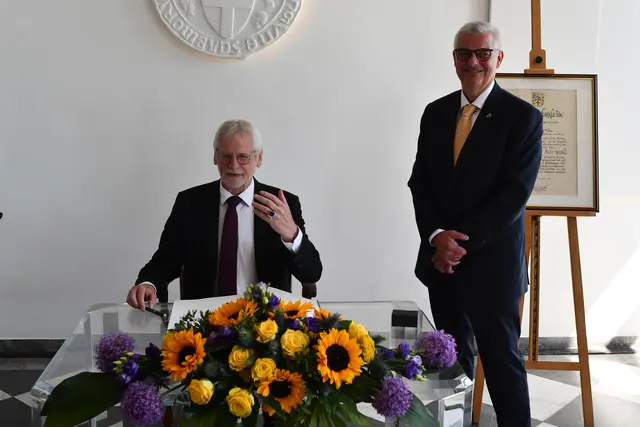 Bürgermeister a.D. Dieter Freytag erhielt aus den Händen seines Nachfolgers Marc Prokop den Ehrenring der Stadt Brühl. | Foto: Foto: Brodüffel