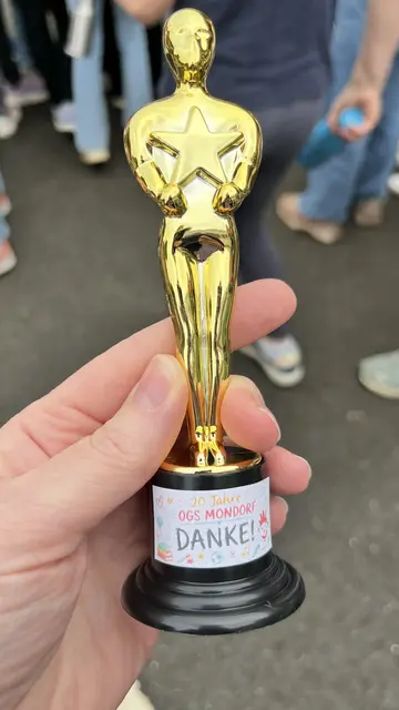 Alle Beteiligten, die zu der erfolgreichen Umsetzung des Ganztagsangebotes in Mondorf beitragen, erhielten zum Dank eine kleine Oscar-Trophäe.  | Foto: Betreute Schulen