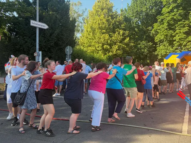 Kölsche Lebensfreude beim Funken-Sommerfest: Polonaise bei  36 Grad. Die Kölsche Nacht wird am 5. September im Hürther Stadion gefeiert. | Foto: Foto: Münchrath