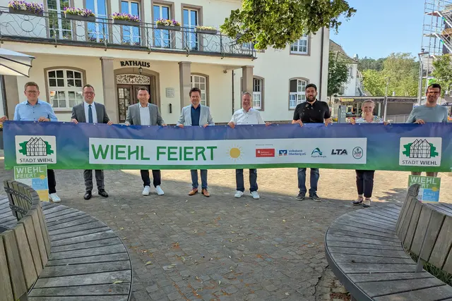 Tobias Luxenburger (Sparkasse Gummersbach), Andreas Neumann (Volksbank Oberberg), Markus Hoffmann (Sparkasse Gummersbach), Bürgermeister Ulrich Stücker, Peter Lenz (AggerEnergie), Pano Bellingrodt (LTA), Christina Rothe (Erzquell Brauerei), Tim Vogel (Stadt Wiehl) | Foto: Stadt Wiehl