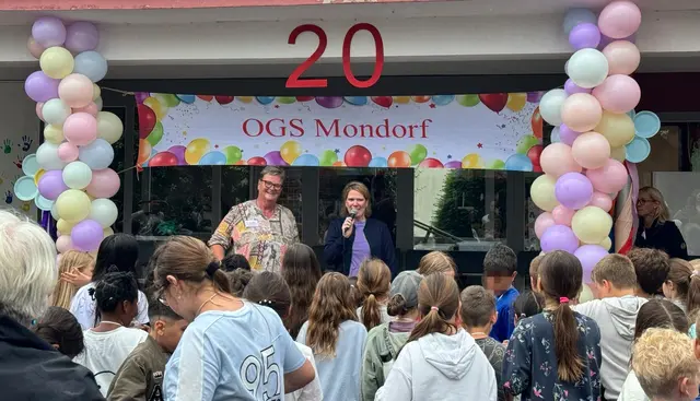  Miriam Niederehe (rechts), stellvertretende Geschäftsführerin von Betreute Schulen, gratulierte OGS-Leitung Rosemarie Breuer (links) und ihrem Team zum 20-jährigen Jubiläum.  | Foto: Betreute Schulen
