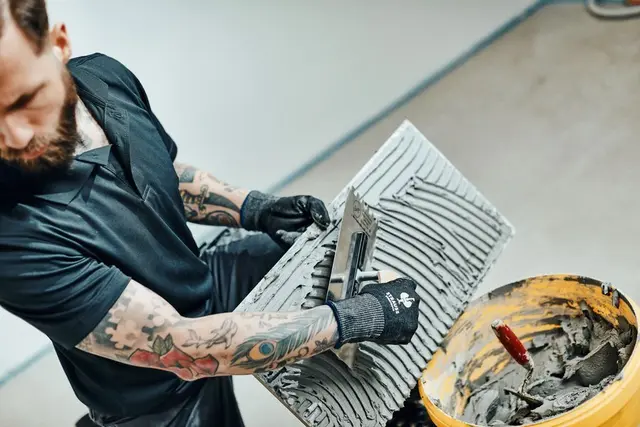 Neuer Look für ältere Bäder: Eine umfassende Modernisierung kann mehr Komfort und Barrierefreiheit mit Nachhaltigkeit verbinden.b Foto: DJD/Saint-Gobain Weber/Chris Rausch