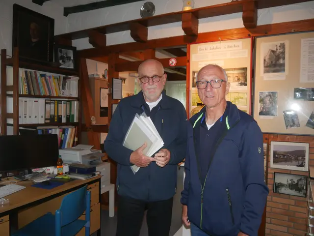 v. li.: Dr. Wolf-Rüdiger Weisbach, Hüter des Dorfarchivs mit dem Vorsitzenden Helmut Fuchs.   | Foto: Schmidt