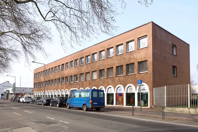 Auf dem sogenannten Max Becker-Areal in Ehrenfeld will Immobilienentwickler Pandion in den nächsten Jahren das Stadtquartier „Pan“ (Eigenschreibweise: „PAN“) errichten. Auf dem 70 Hektar großen Grundstück solle bis in die 2030er-Jahre rund 1700 Wohnungen entstehen.  | Foto: Martina Goyert
