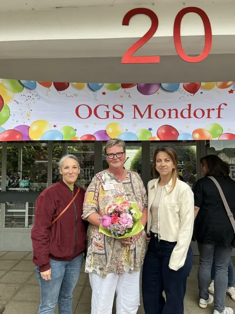 Als Vertreterinnen der Stadt Niederkassel nahmen Daniela Bank (rechts), Leiterin des Fachbereichs Jugend und Familie und Saskia Junker (links), Leitung der Abteilung Jugendförderung, an der Feier teil und gratulierten OGS-Leitung Rosemarie Breuer (Mitte).  | Foto: Betreute Schulen